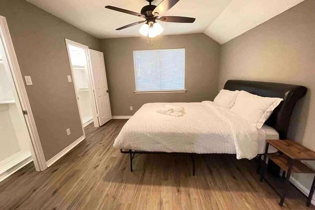 Gorgeous W/huge Backyard 15 Minutes From Iah Houston