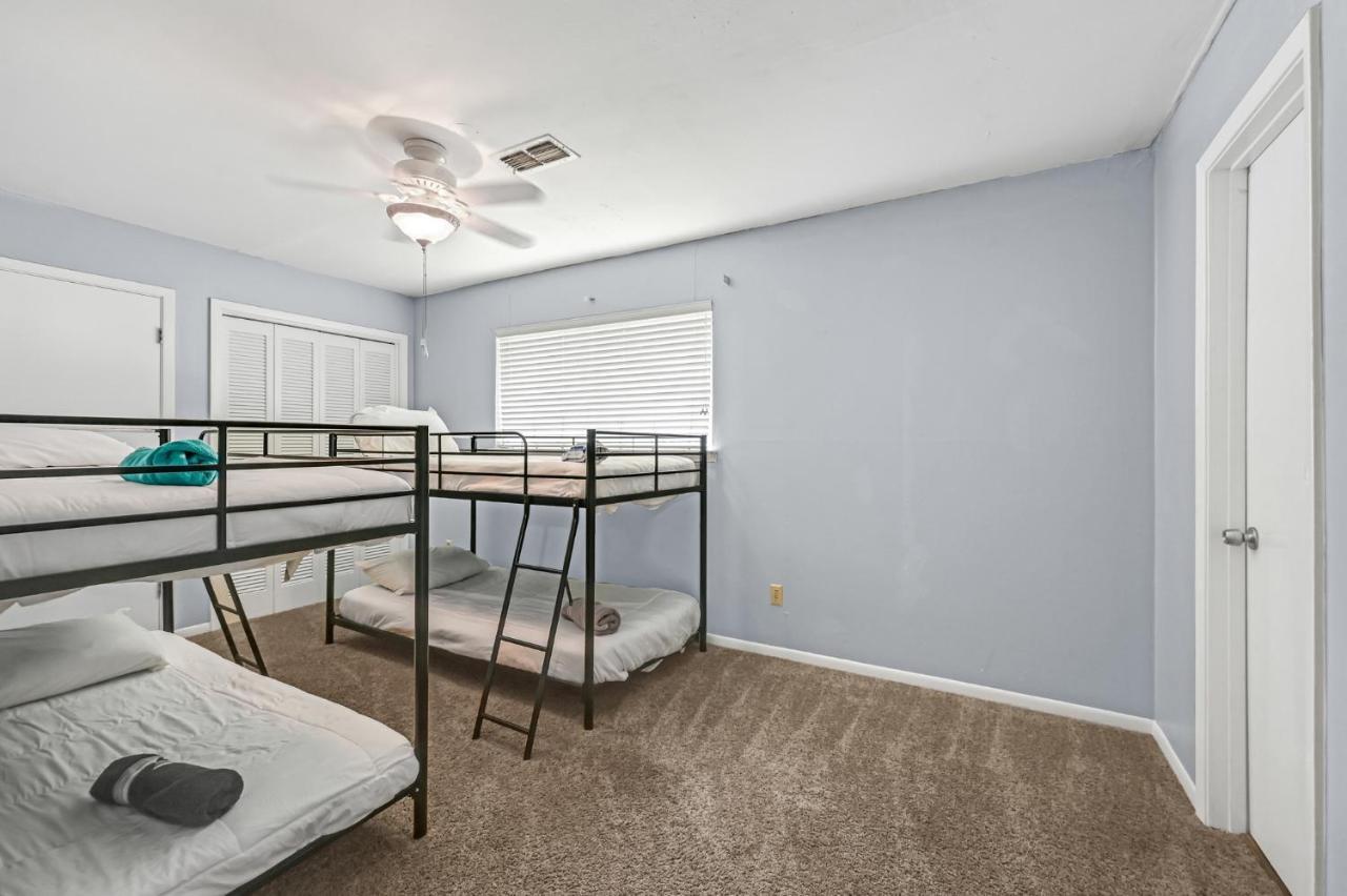 For Summer With Pool, Pool Table, Outdoor Kitchen,patio And Balcony * Houston