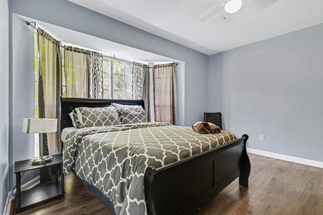 Holiday home For Summer With Pool, Pool Table, Outdoor Kitchen,patio And Balcony Houston