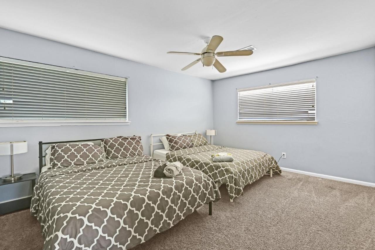 For Summer With Pool, Pool Table, Outdoor Kitchen,patio And Balcony Holiday home Houston