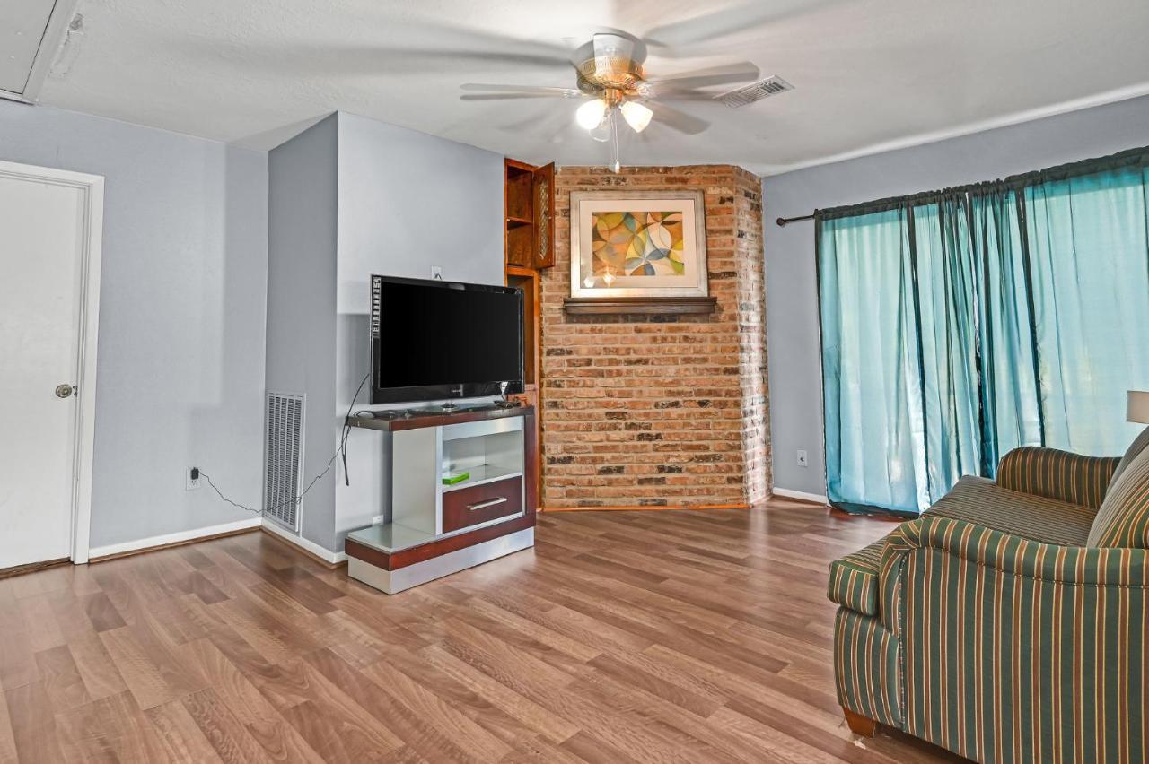 For Summer With Pool, Pool Table, Outdoor Kitchen,patio And Balcony Holiday home Houston