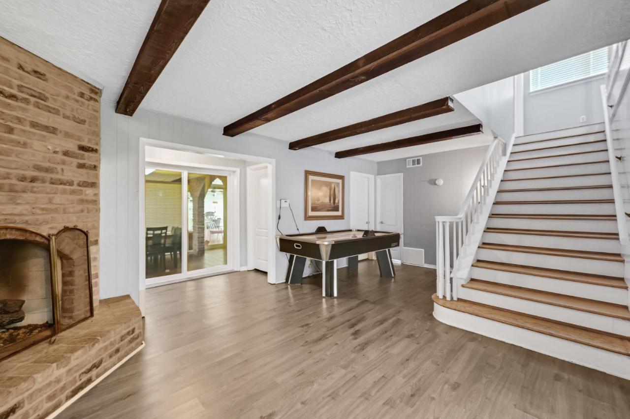 Holiday home For Summer With Pool, Pool Table, Outdoor Kitchen,patio And Balcony