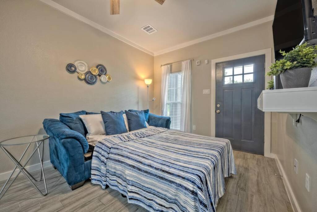 Your Central Urban Contemporary Oasis Apartment *