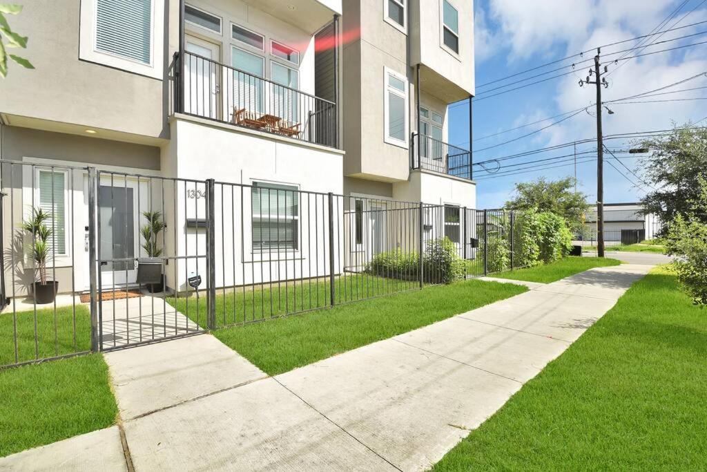 Amazing Rooftop! Downtown Skyline Views!!! Sleeps 15 Holiday home