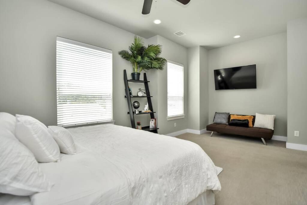 Amazing Rooftop! Downtown Skyline Views!!! Sleeps 15 *