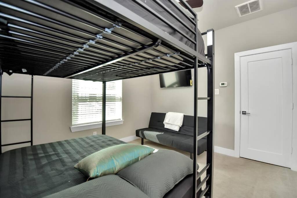 Amazing Rooftop! Downtown Skyline Views!!! Sleeps 15 *