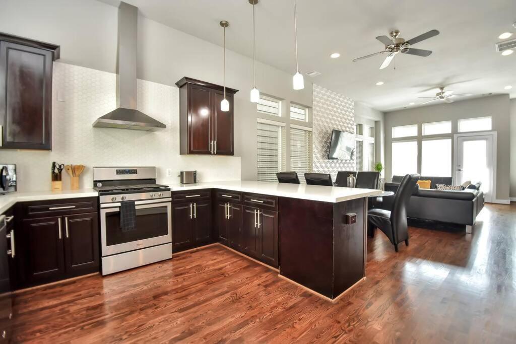 Amazing Rooftop! Downtown Skyline Views!!! Sleeps 15 Houston