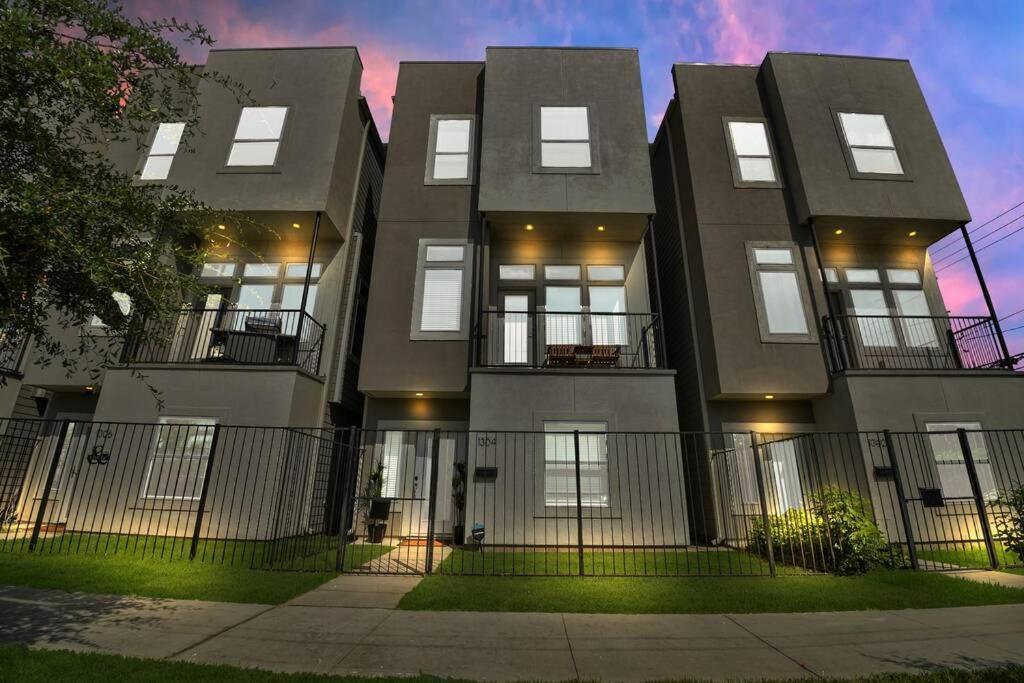 Amazing Rooftop! Downtown Skyline Views!!! Sleeps 15 * Houston