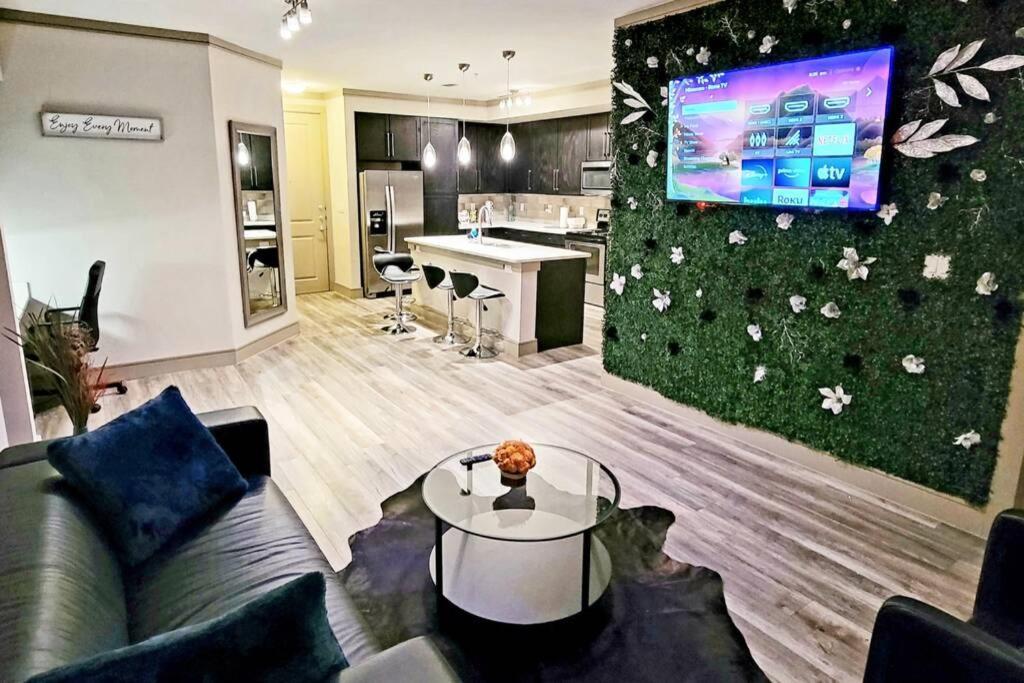 Midtown Unit Sleeps 6+ With A Massive Garden Tub Apartment Houston