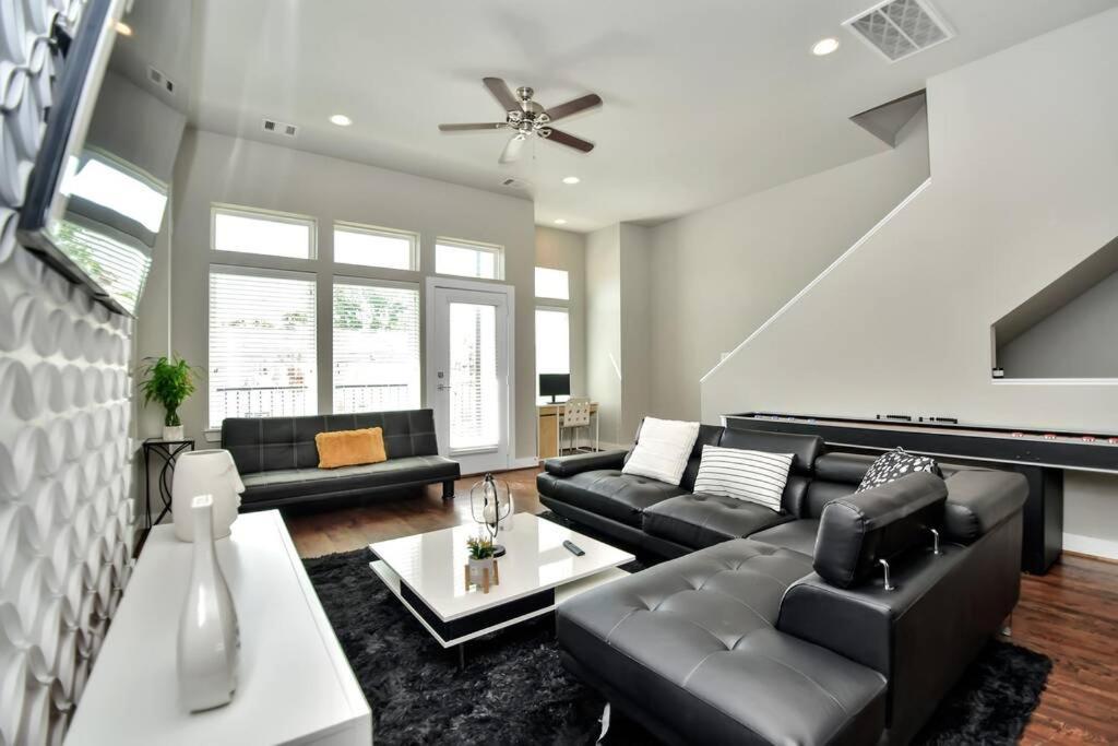 Amazing Rooftop! Downtown Skyline Views!!! Sleeps 15 Holiday home