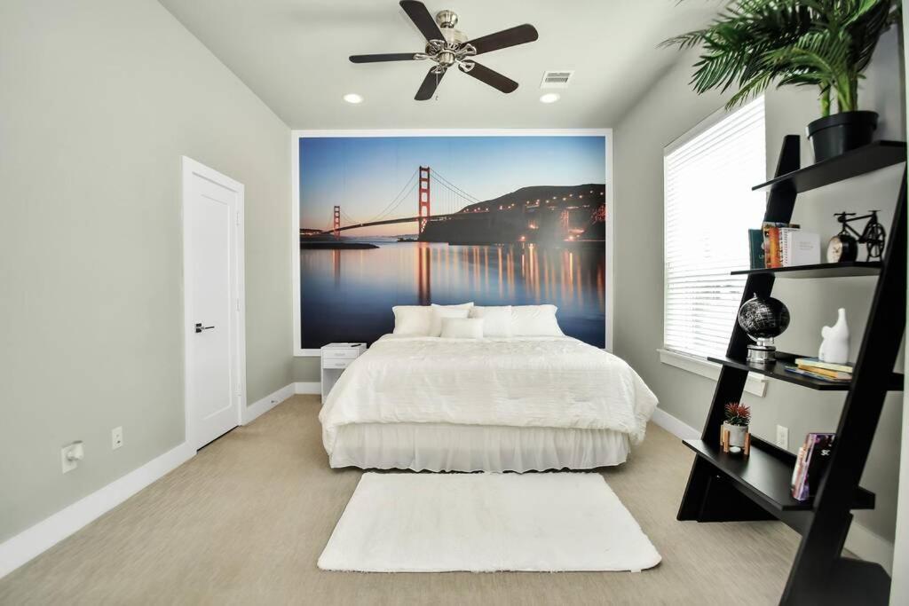 Amazing Rooftop! Downtown Skyline Views!!! Sleeps 15 *