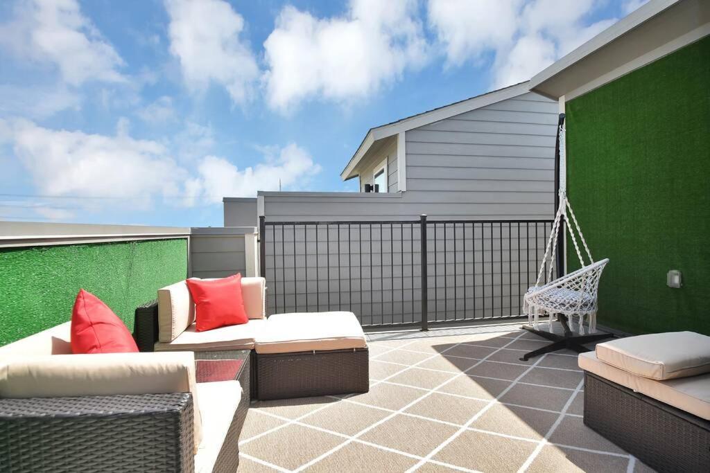 Holiday home Amazing Rooftop! Downtown Skyline Views!!! Sleeps 15 *