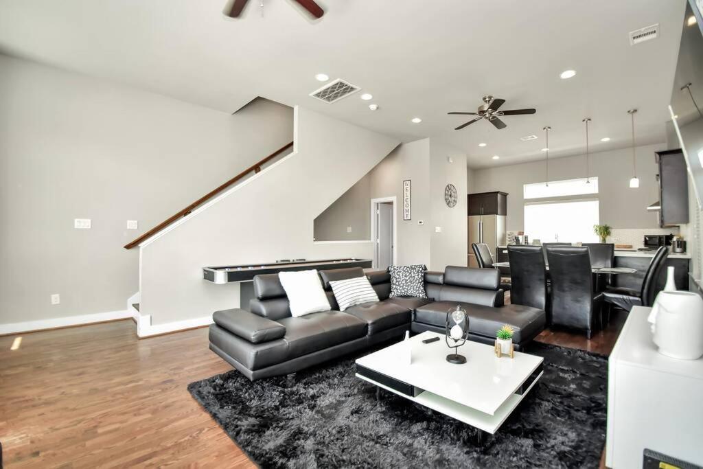 Amazing Rooftop! Downtown Skyline Views!!! Sleeps 15 Holiday home Houston