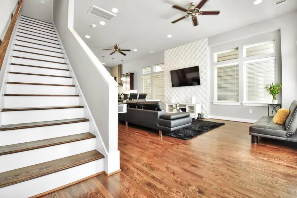 Amazing Rooftop! Downtown Skyline Views!!! Sleeps 15 Houston