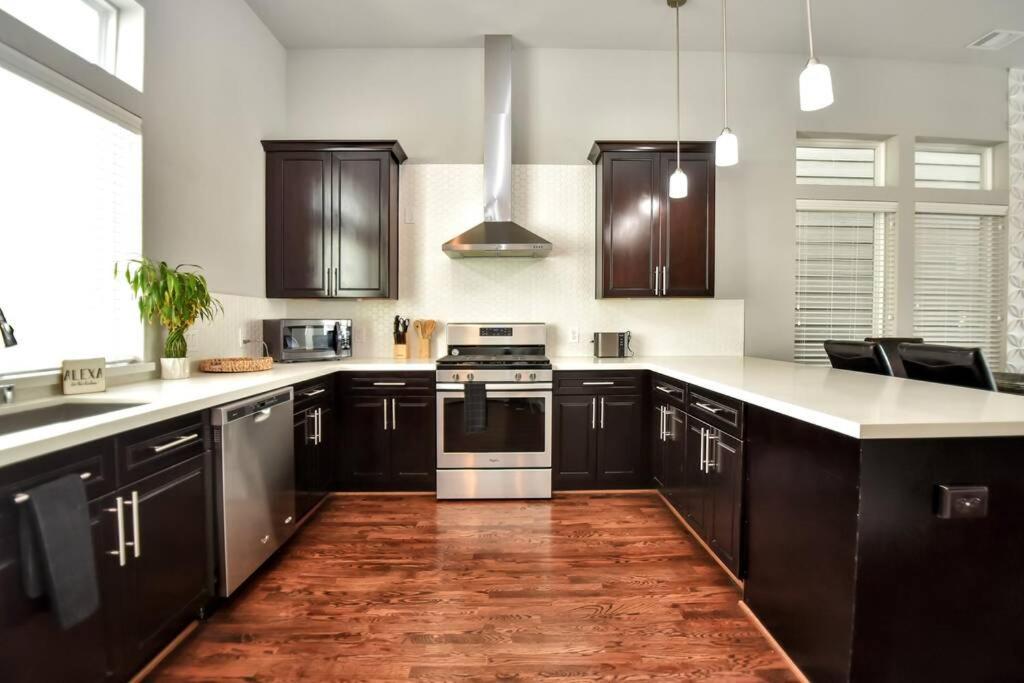Amazing Rooftop! Downtown Skyline Views!!! Sleeps 15