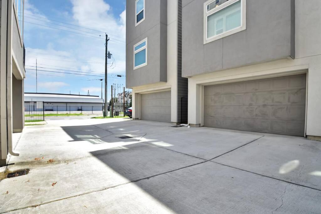 Amazing Rooftop! Downtown Skyline Views!!! Sleeps 15 Holiday home Houston