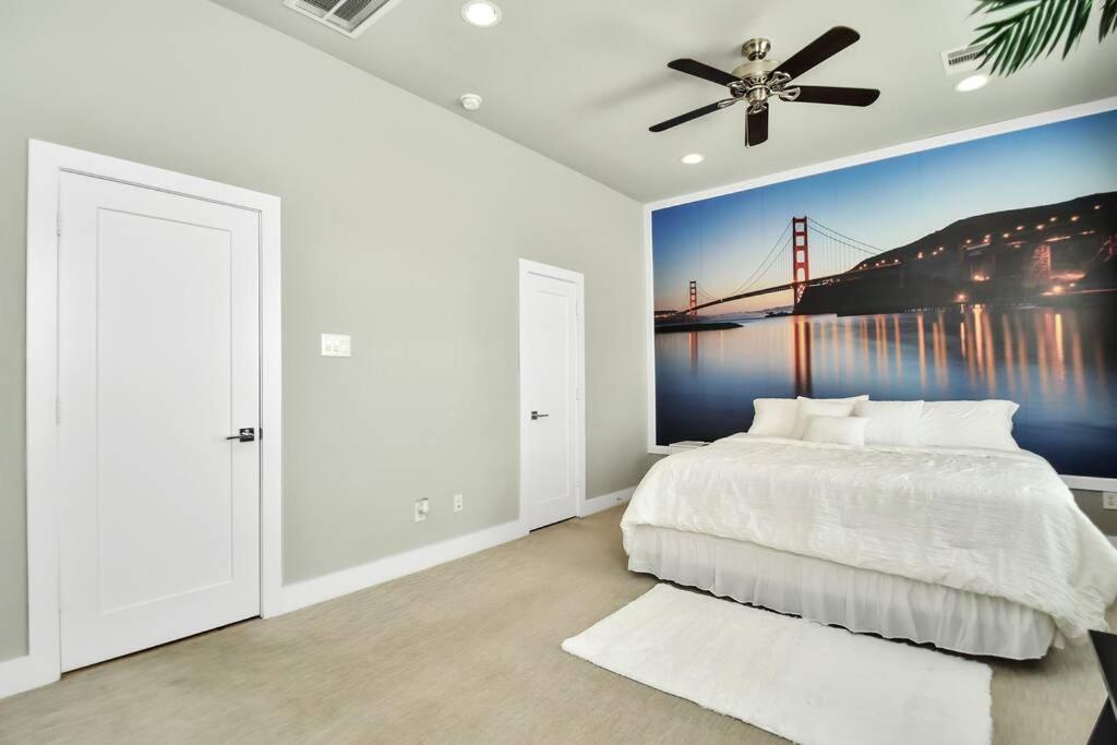 Amazing Rooftop! Downtown Skyline Views!!! Sleeps 15