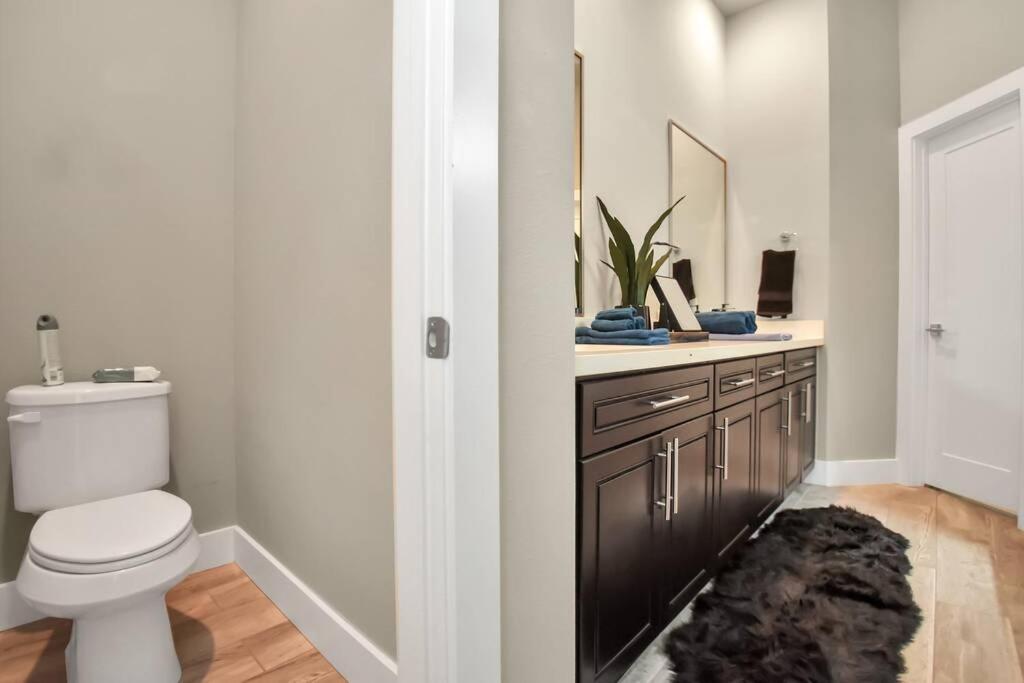 Amazing Rooftop! Downtown Skyline Views!!! Sleeps 15