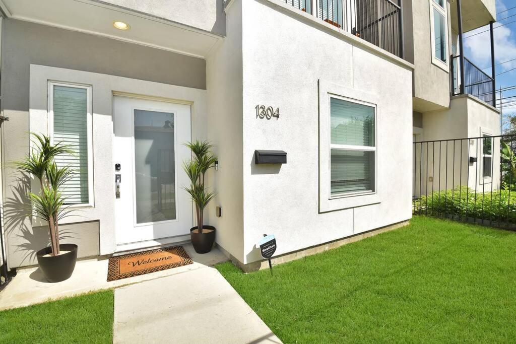 Amazing Rooftop! Downtown Skyline Views!!! Sleeps 15