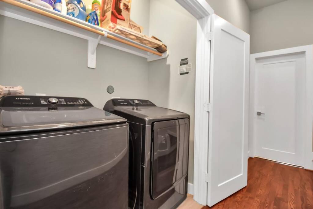 Amazing Rooftop! Downtown Skyline Views!!! Sleeps 15