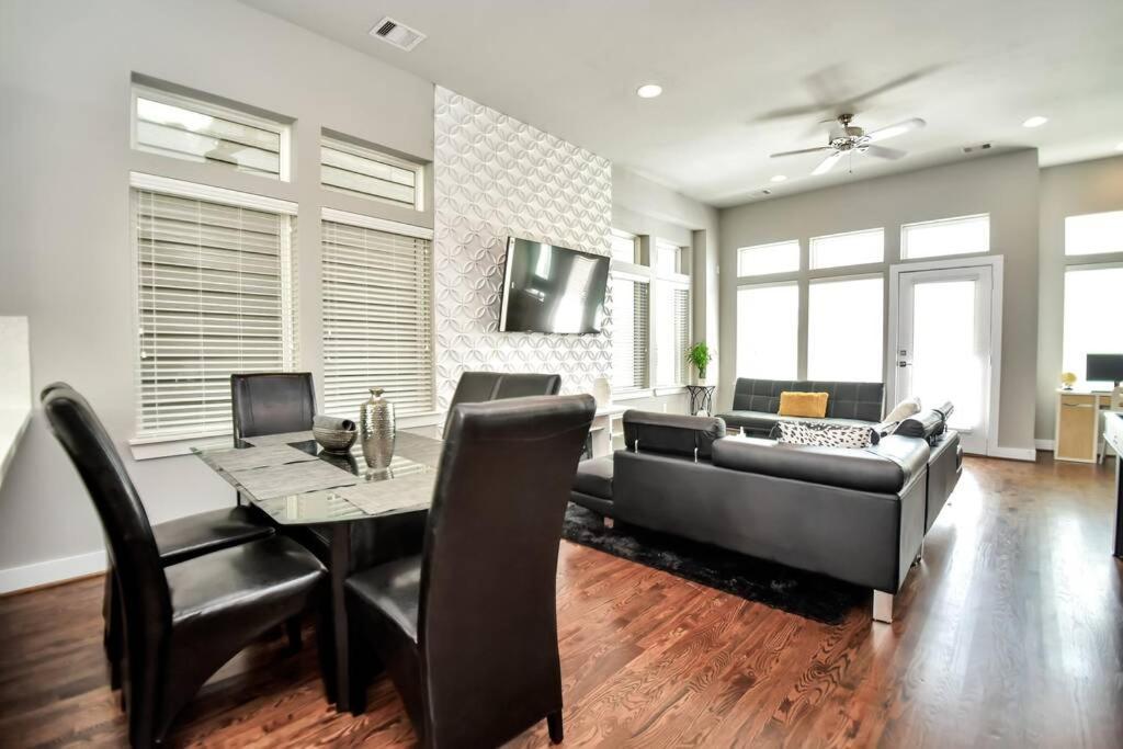 Amazing Rooftop! Downtown Skyline Views!!! Sleeps 15 Holiday home Houston