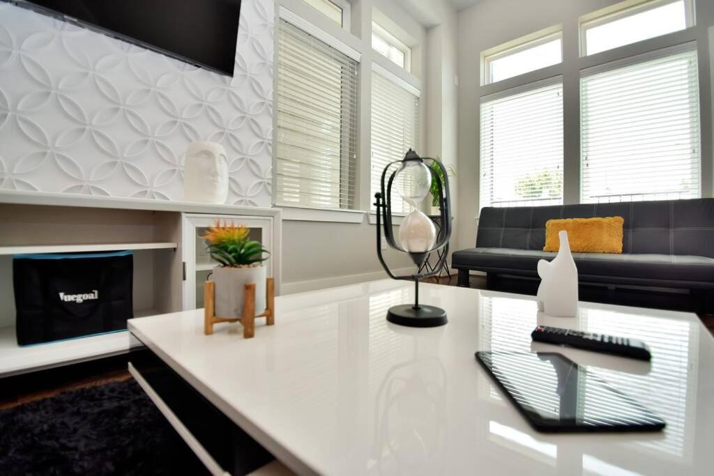 Amazing Rooftop! Downtown Skyline Views!!! Sleeps 15 * Houston