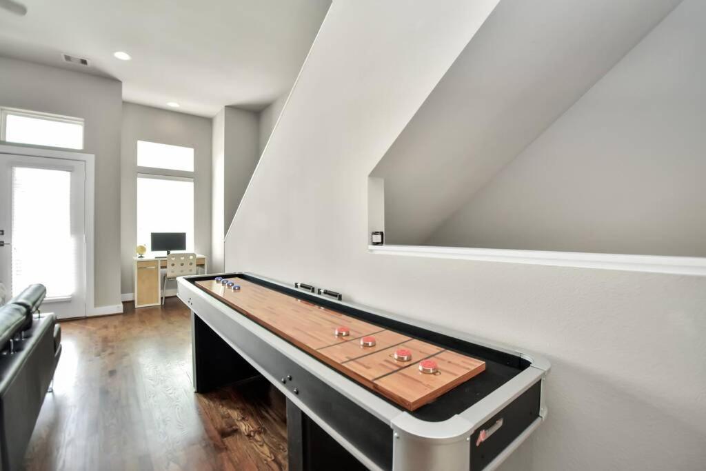 Holiday home Amazing Rooftop! Downtown Skyline Views!!! Sleeps 15 *
