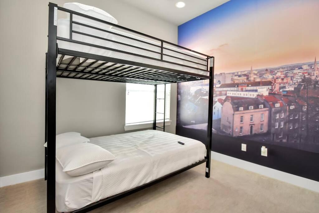 Amazing Rooftop! Downtown Skyline Views!!! Sleeps 15 * Houston