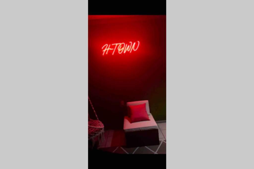 Amazing Rooftop! Downtown Skyline Views!!! Sleeps 15 * Houston