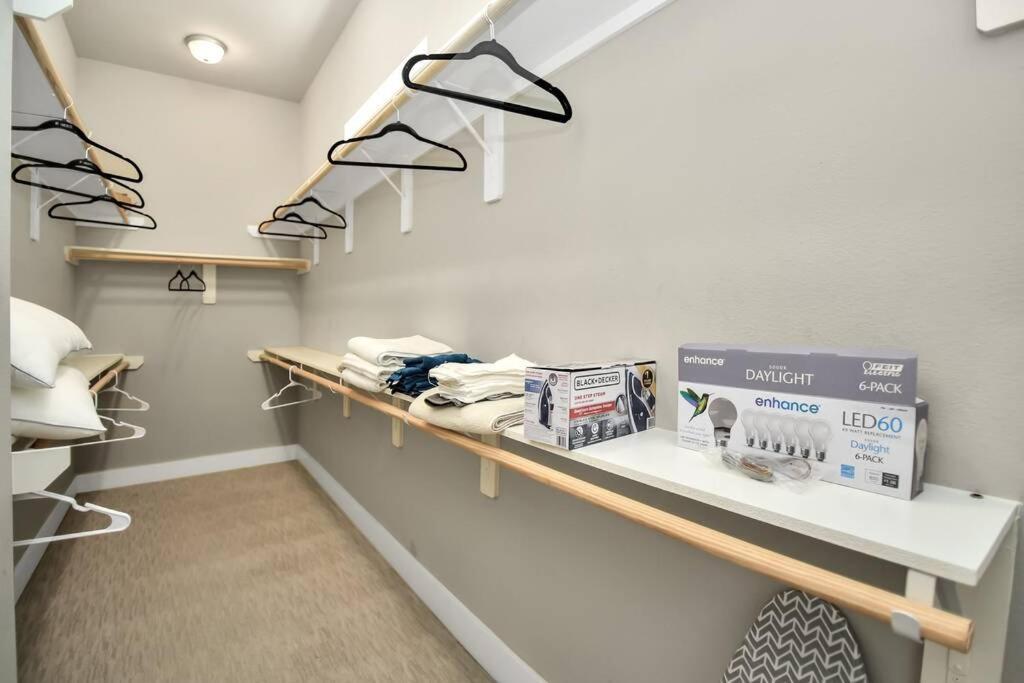 Amazing Rooftop! Downtown Skyline Views!!! Sleeps 15 Holiday home