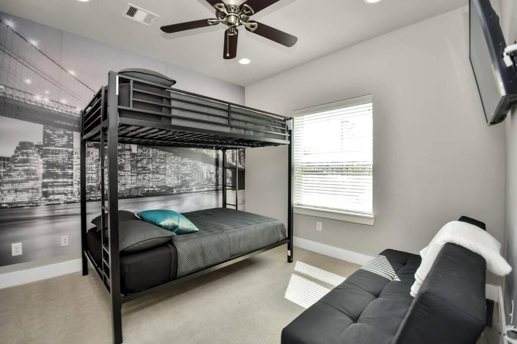Amazing Rooftop! Downtown Skyline Views!!! Sleeps 15 Houston