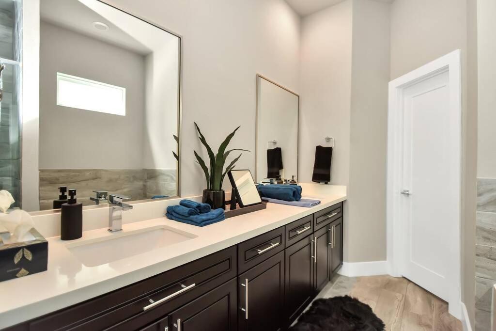 Amazing Rooftop! Downtown Skyline Views!!! Sleeps 15 Holiday home *