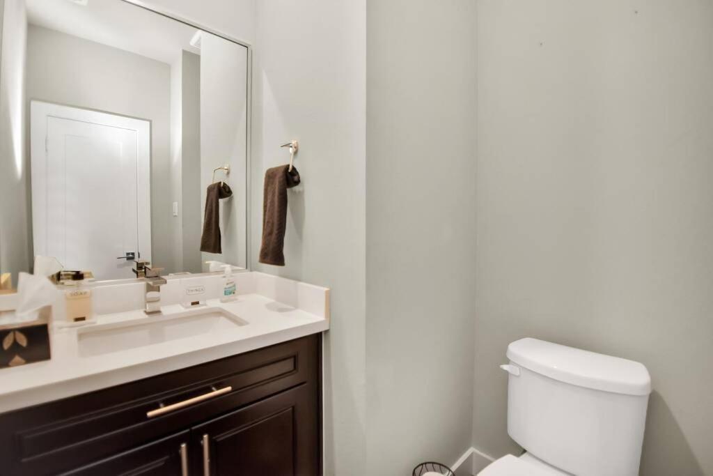 Amazing Rooftop! Downtown Skyline Views!!! Sleeps 15 Houston