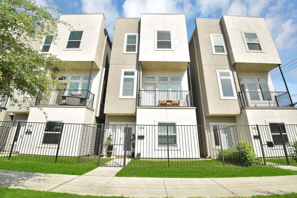 Amazing Rooftop! Downtown Skyline Views!!! Sleeps 15