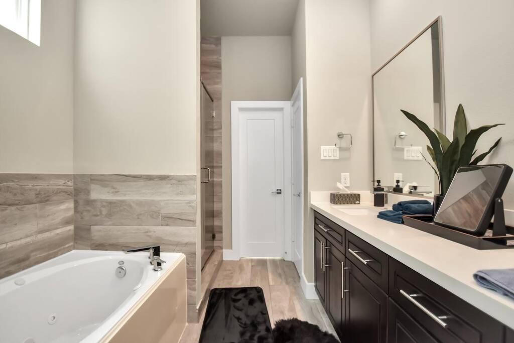 Amazing Rooftop! Downtown Skyline Views!!! Sleeps 15 Holiday home Houston