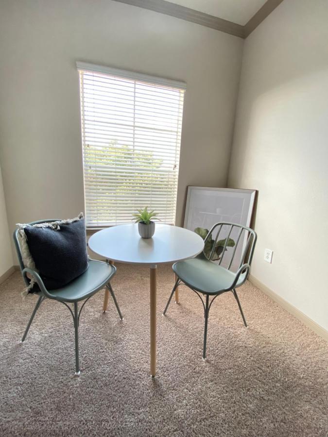 Spacious Galleria Cottage - Self Check In & Free Parking, 4 Beds 2 Bathrooms