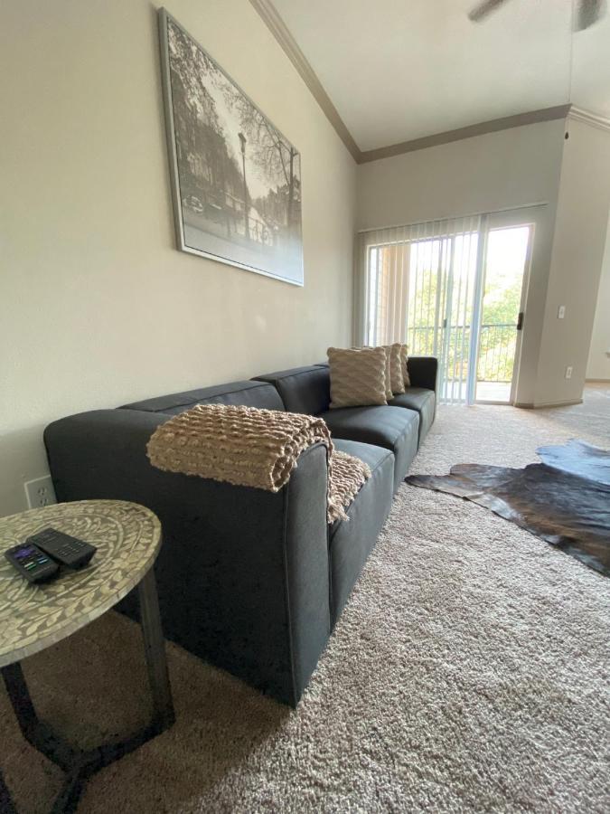 Spacious Galleria Cottage - Self Check In & Free Parking, 4 Beds 2 Bathrooms Apartment *