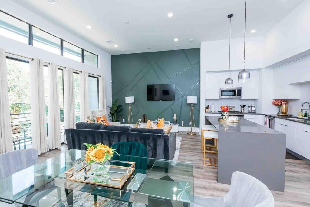 Holiday home Contemporary Luxe 10mins From Dt Houston!!!