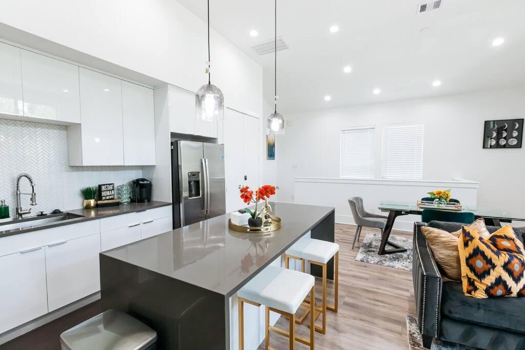 Contemporary Luxe 10mins From Dt Houston!!! Holiday home
