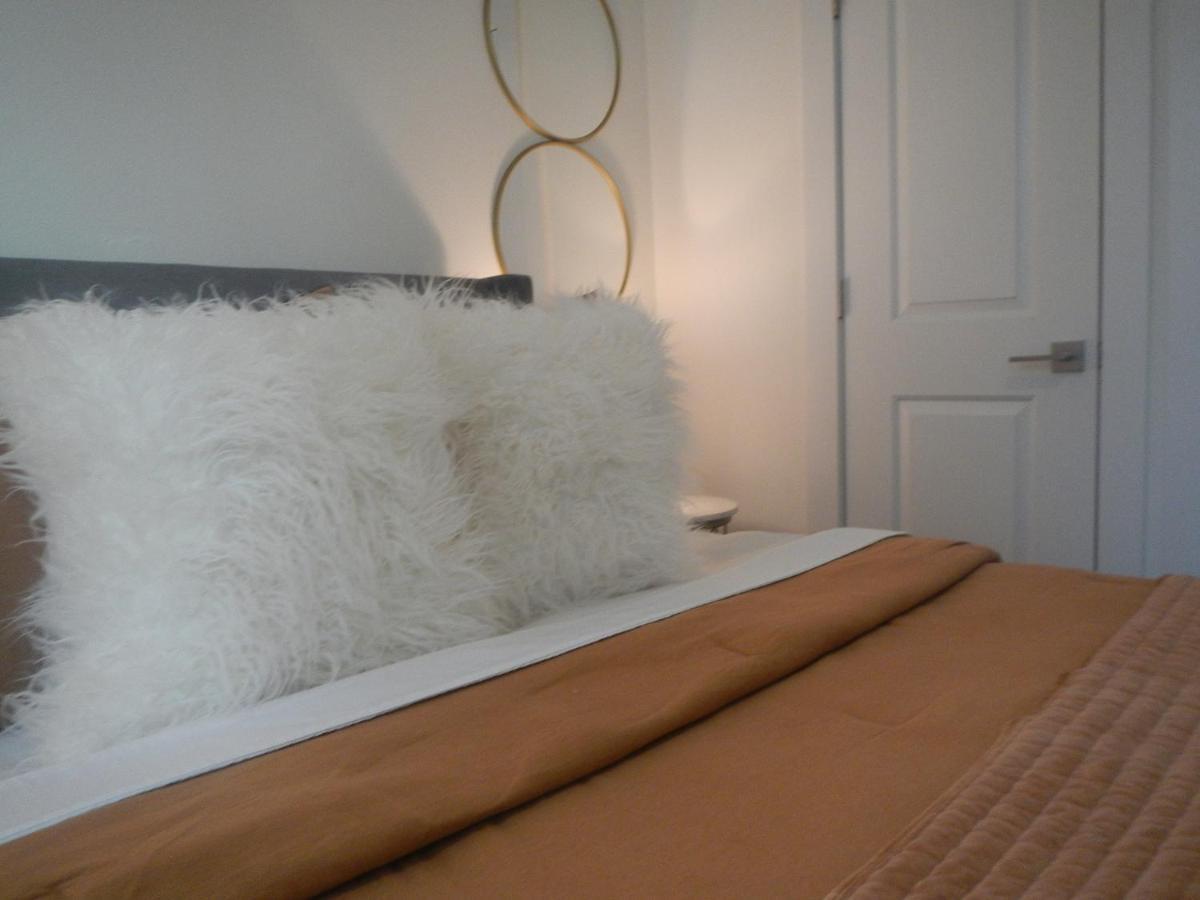 Apartment Modern Urban Oasis With Private Parking In Downtown *