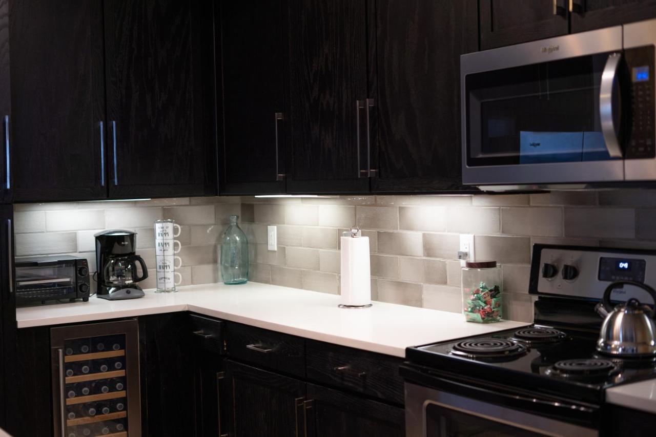 Midtown Unit Sleeps 6+ With A Massive Garden Tub
