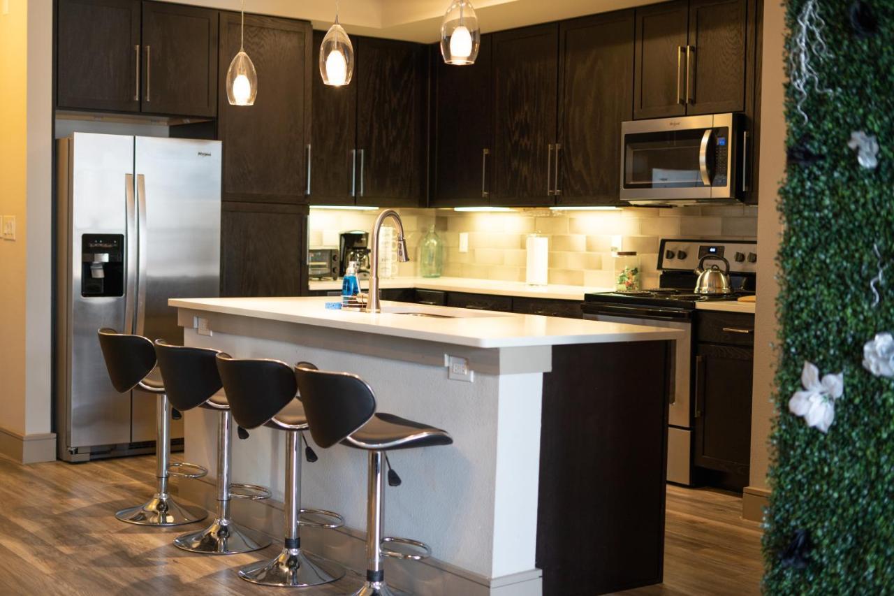 Midtown Unit Sleeps 6+ With A Massive Garden Tub Apartment Houston