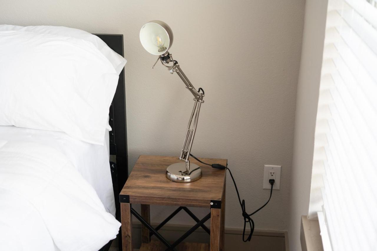 Midtown Unit Sleeps 6+ With A Massive Garden Tub * Houston
