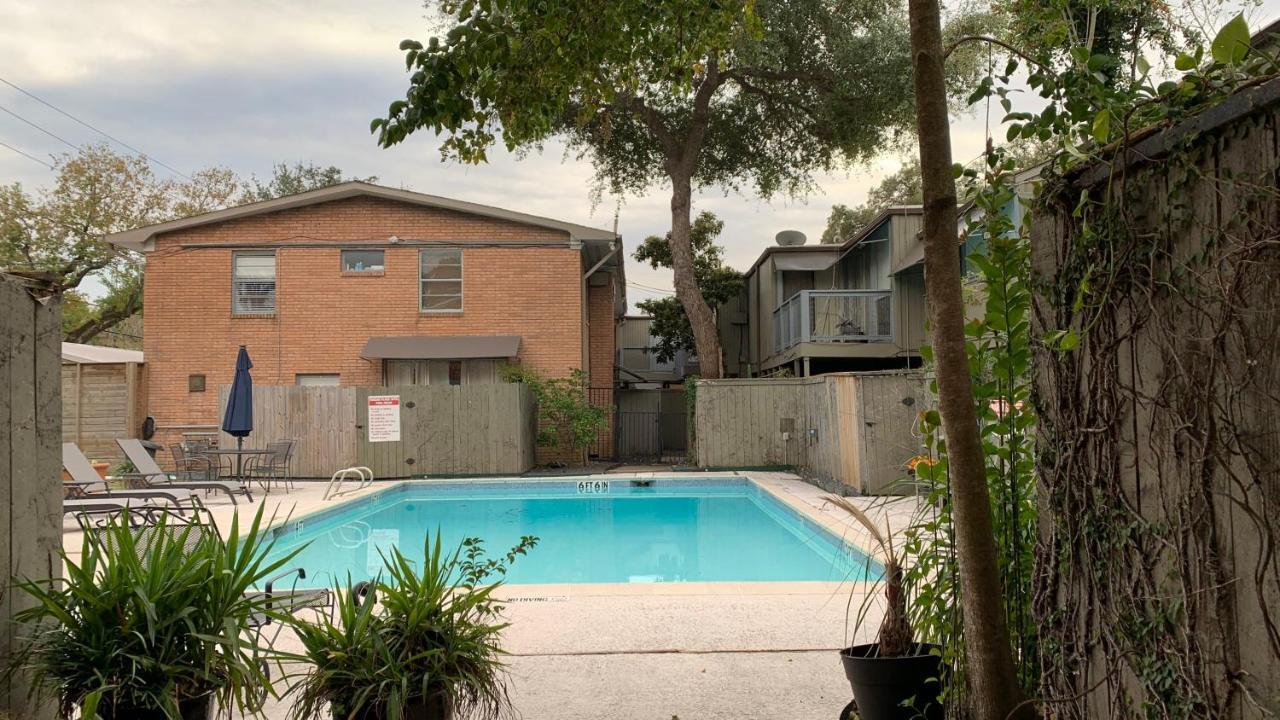 Apartment Romantic Efficiency On Tree-lined Blvd - First Floor Living With Pool & Private Patio