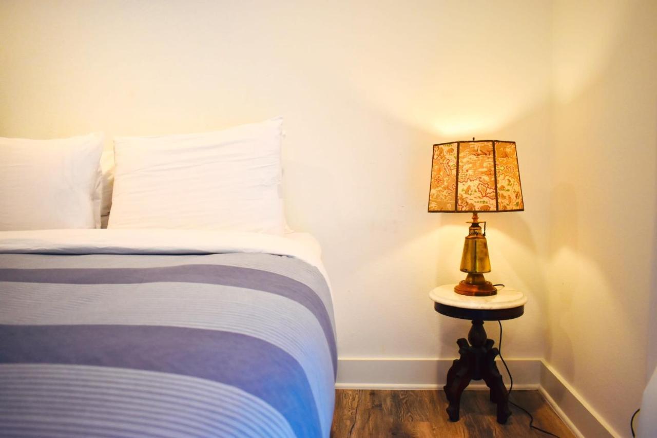 Romantic Efficiency On Tree-lined Blvd - First Floor Living With Pool & Private Patio Houston