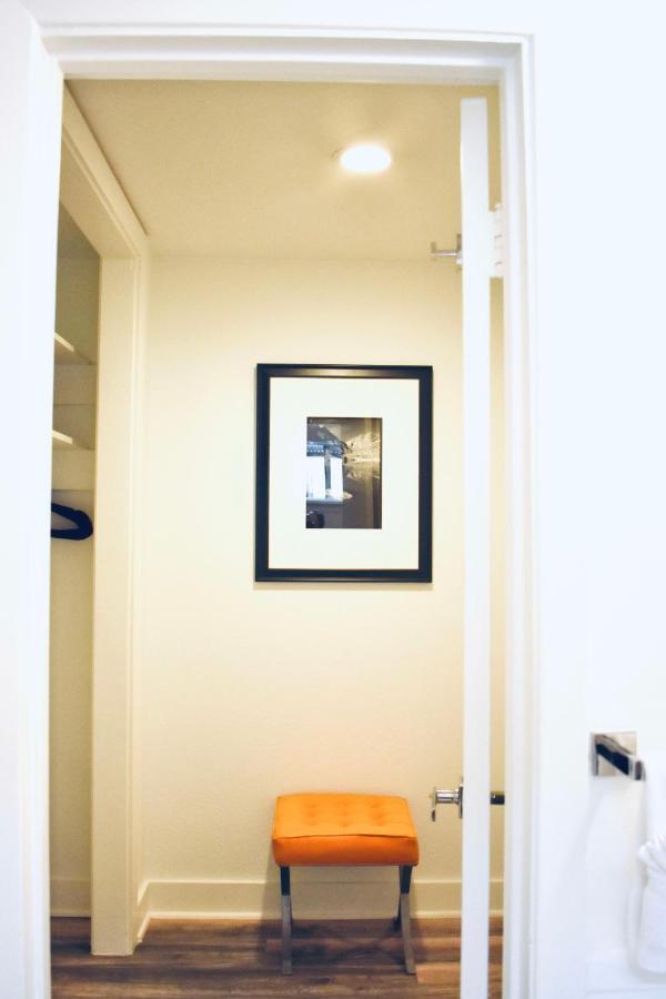 Apartment Romantic Efficiency On Tree-lined Blvd - First Floor Living With Pool & Private Patio