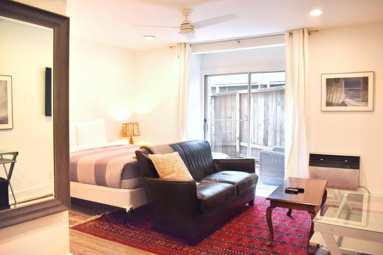 Apartment Romantic Efficiency On Tree-lined Blvd - First Floor Living With Pool & Private Patio