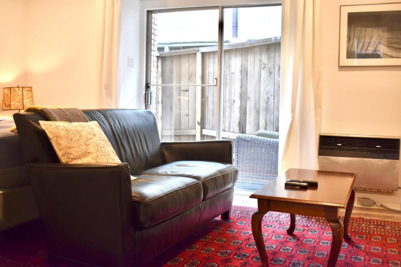 Apartment Romantic Efficiency On Tree-lined Blvd - First Floor Living With Pool & Private Patio