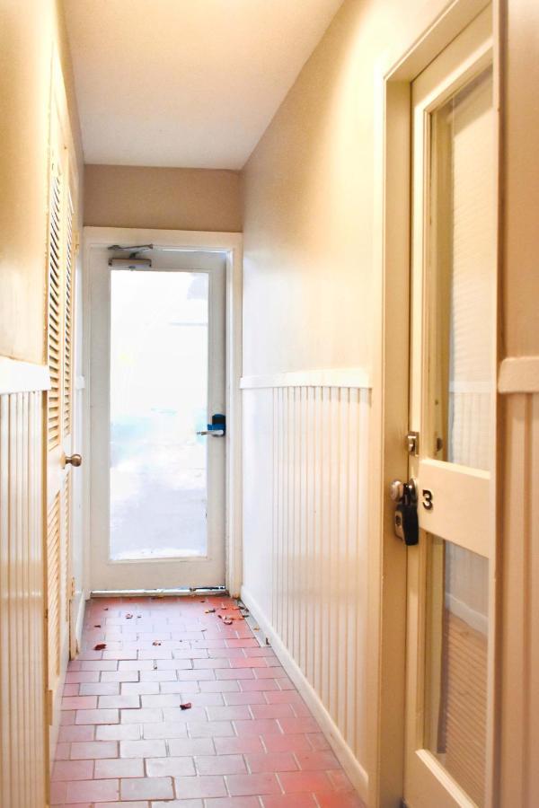 Apartment Romantic Efficiency On Tree-lined Blvd - First Floor Living With Pool & Private Patio