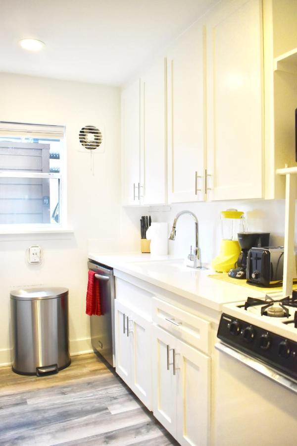Romantic Efficiency On Tree-lined Blvd - First Floor Living With Pool & Private Patio Apartment Houston